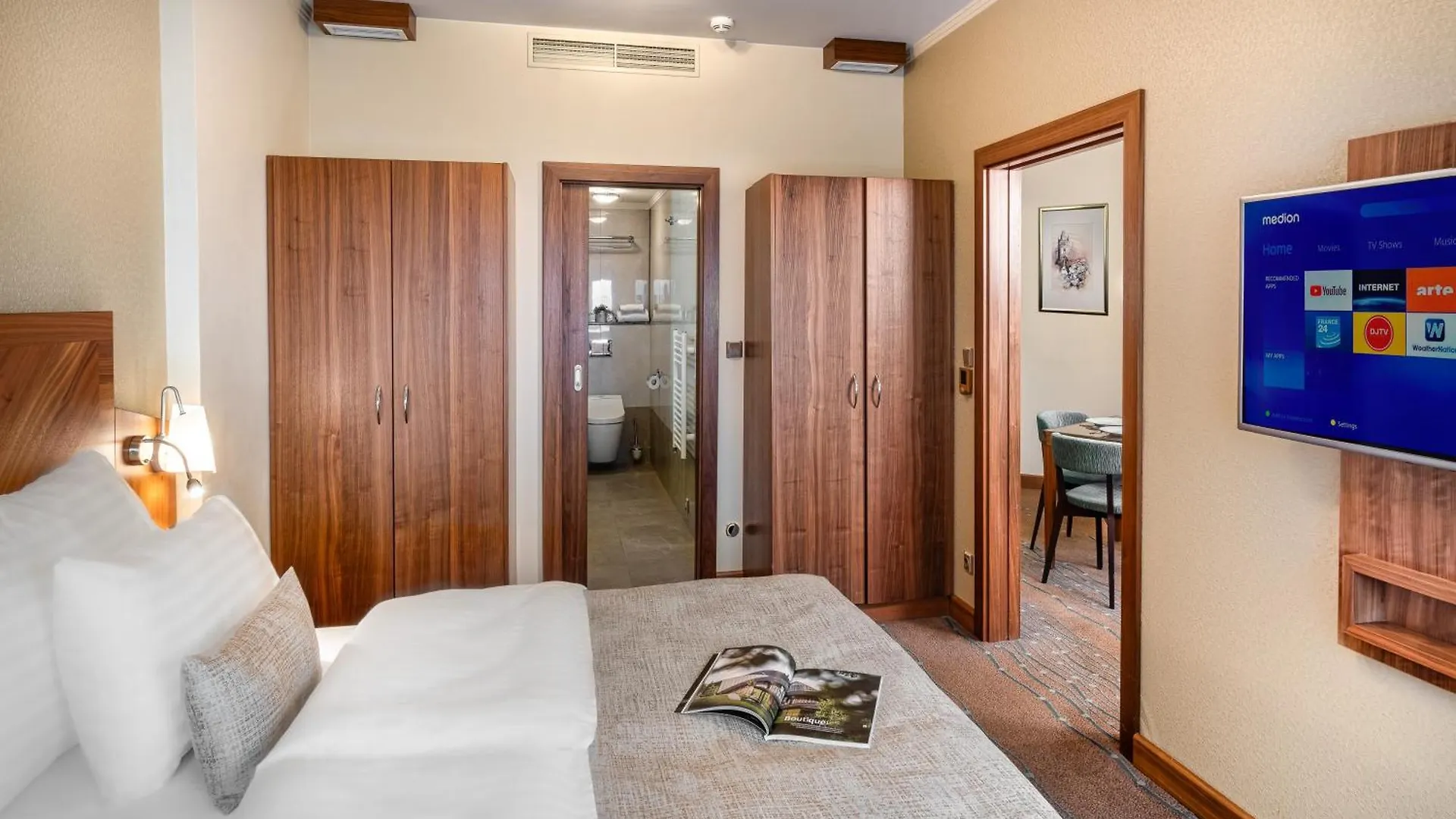Crown Palace Apartments By Adrez Praga Hotel apartamentowy